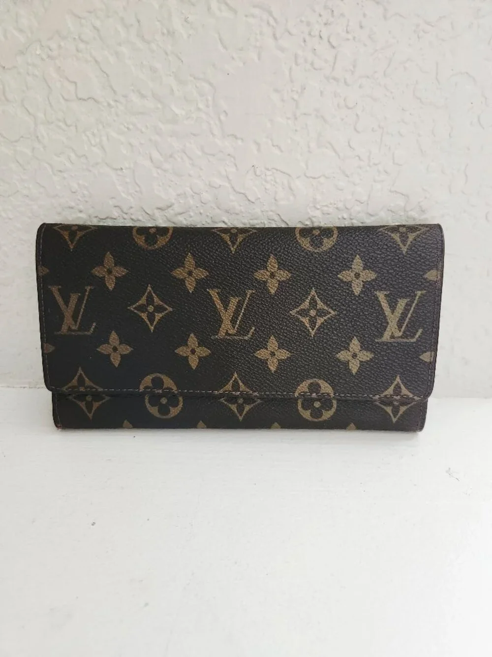 New Womens Louis Vuitton Monogramed Wallet W/Check Book Insert